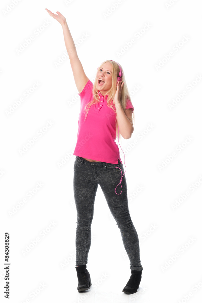 Mädchen hört Lieblingsmusik über Kopfhörer und jubelt Mädchen hört Lieblingsmusik über Kopfhörer und jubelt