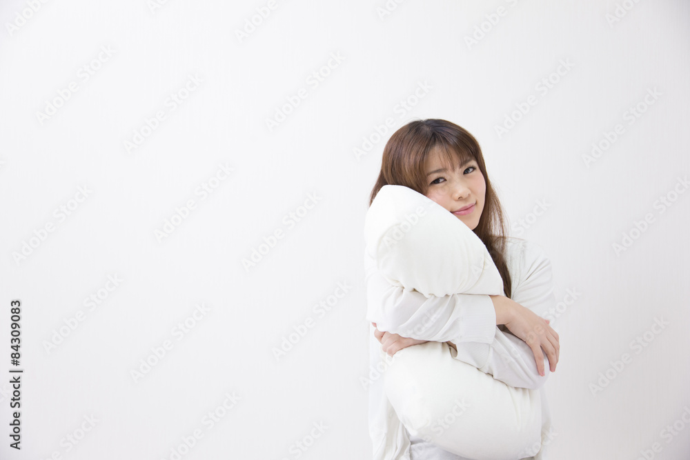 枕を抱く女性 枕を抱く女性