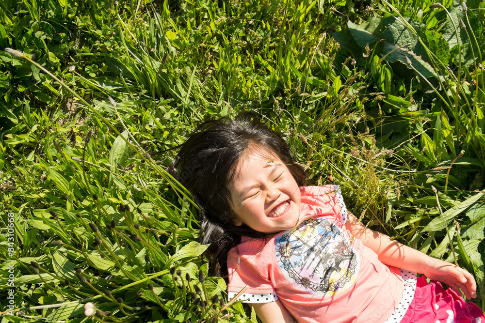 草むらに寝転ぶ子供 Stock 写真 Adobe Stock