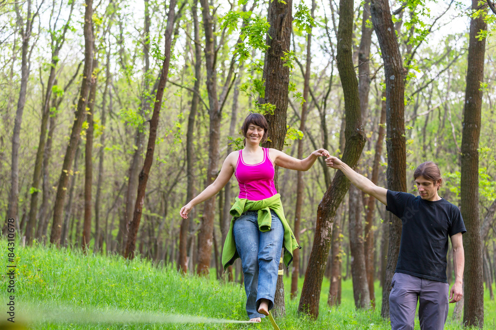 Fototapeta premium couple on slackline