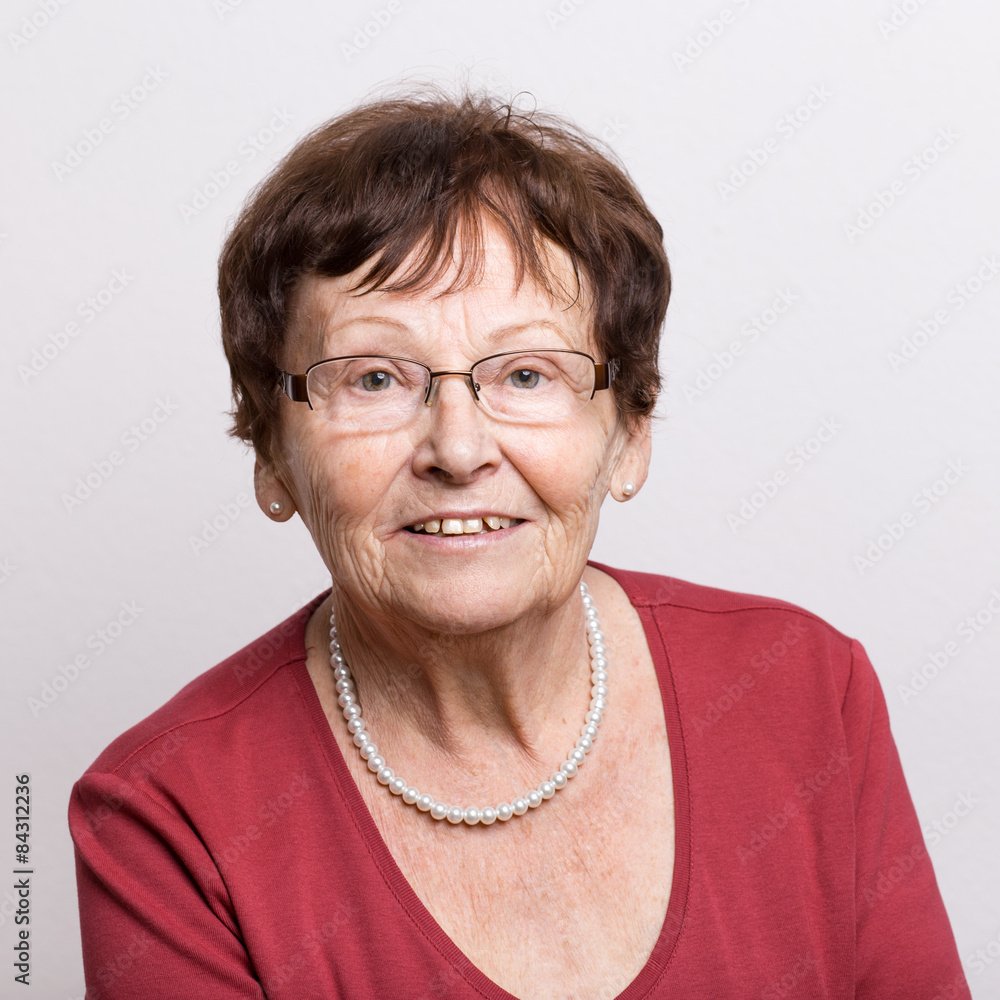 Lächelnde Rentnerin Lächelnde Rentnerin
