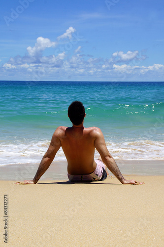 Uomo di spalle in spiaggia