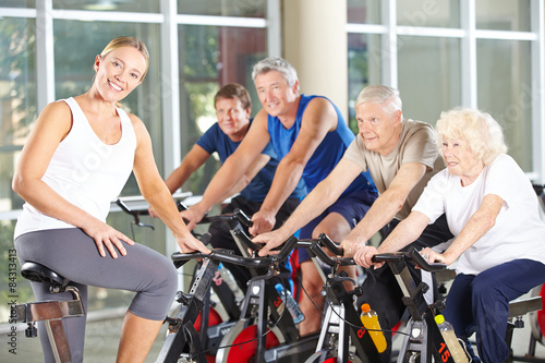 Senioren bei Fitnesstraining im Rehazentrum