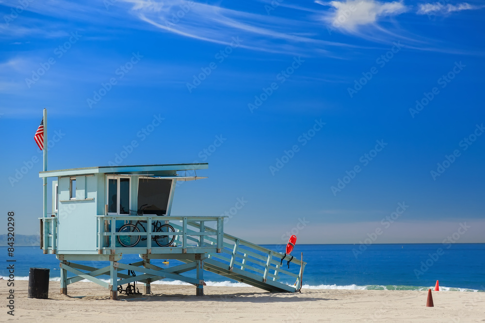 Fototapeta premium Stacja ratownika z amerykańską flagą na plaży Hermosa