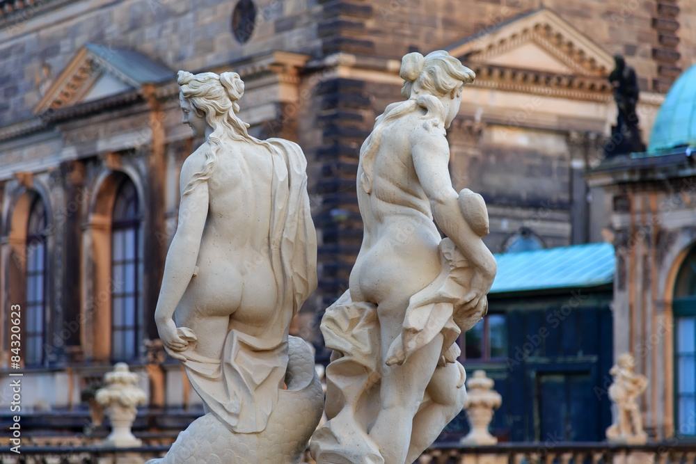 Naked women statues near Theaterplatz