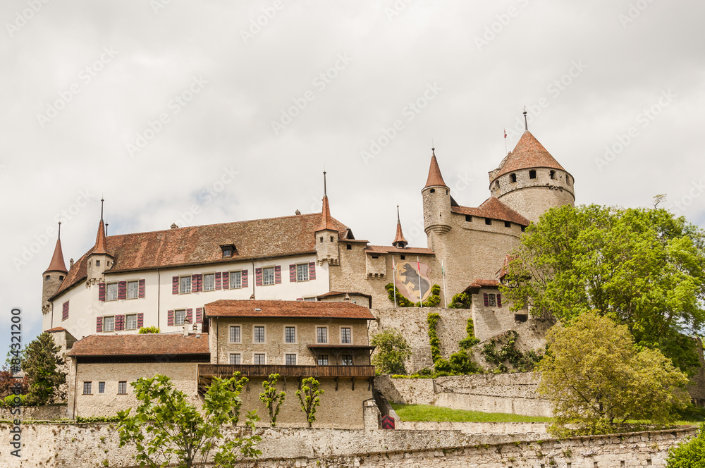 Lucens, Stadt, Altstadt, Dorf, Schloss Lucens, Schloss, historisches Schloss, Schlossmauer, Festung, Waadt, Frühling, Schweiz