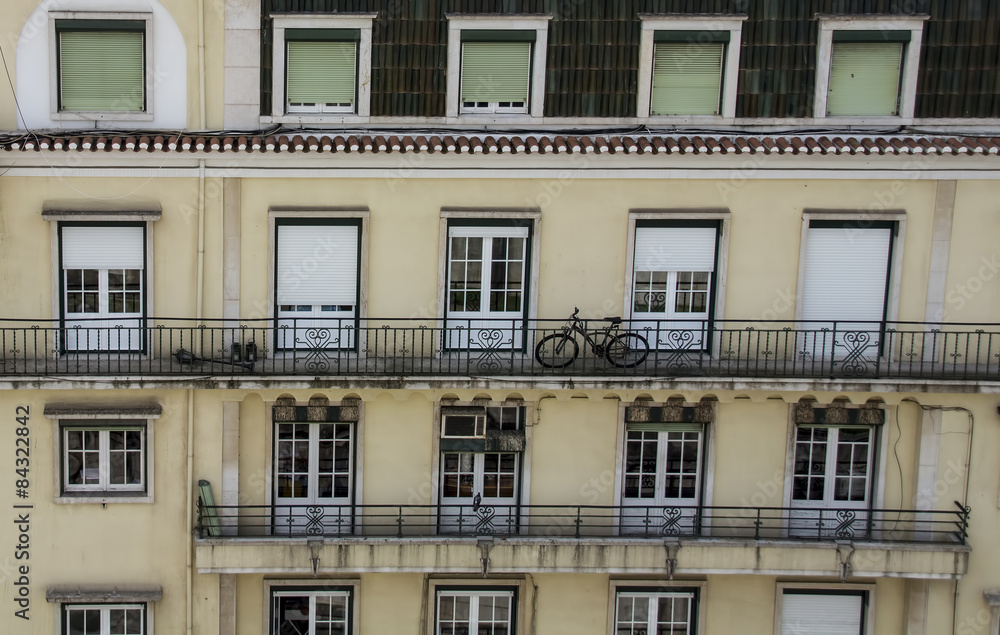Obraz premium Bicycle on Balcony of Apartment Block