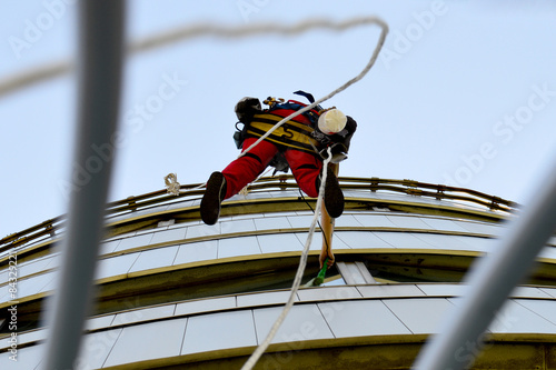 Industriekletterer beim Fenster putzen am Donauturm