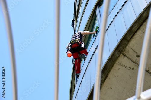 Industriekletterer beim Fenster putzen am Donauturm photo