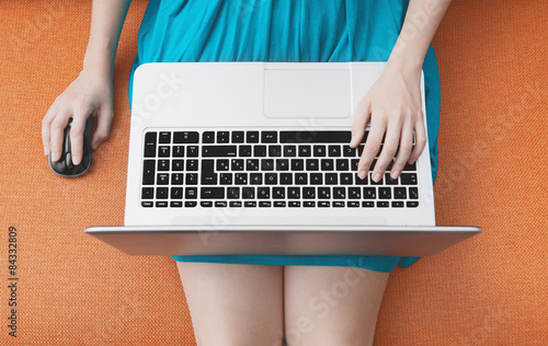 Donna con computer su gambe  photo