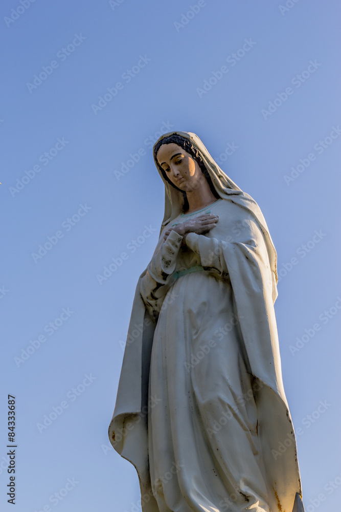 La vierge Marie à Oingt au pays des Pierres Dorées
