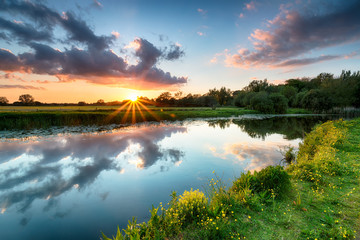 Papier peint photo Rivière Rivière Stour paisible en Angleterre  © Helen Hotson