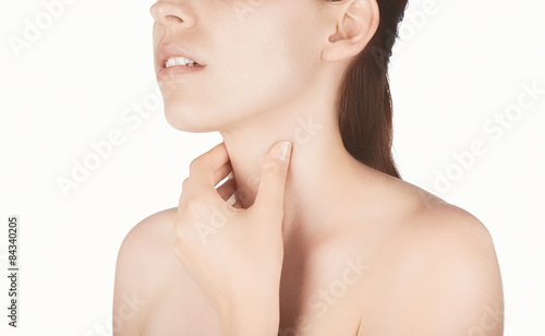 Donna con mano alla gola sintomi photo