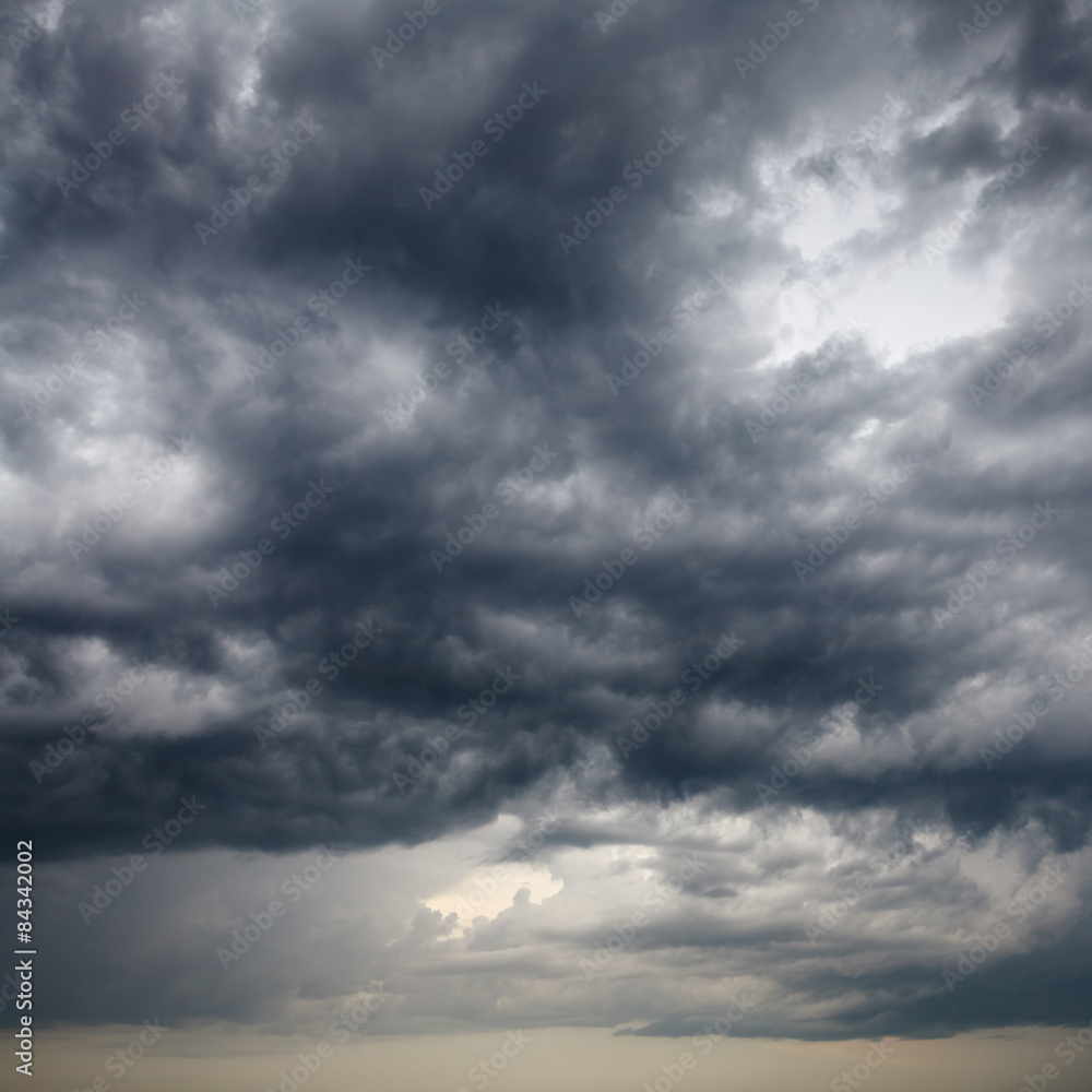 Obraz premium heavy low storm clouds in evening sky