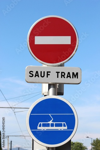 Panneaux indicateurs de voie réservée au ' tram'