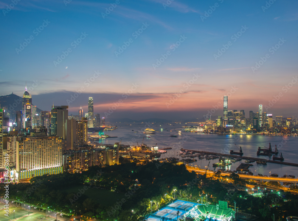 Obraz premium Widok Hong Kong podczas zmierzchów godzin