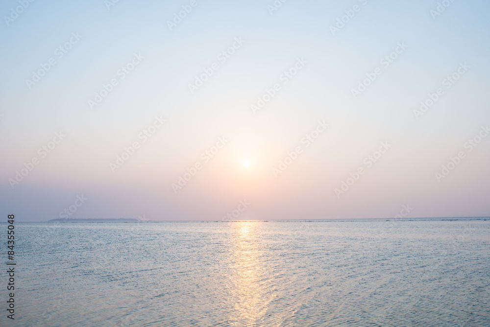 Naklejka premium 沖縄の海・夕日と淡い空