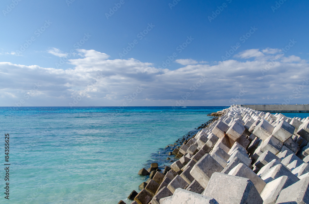 Obraz premium 沖縄県 波照間島 波照間港脇の海