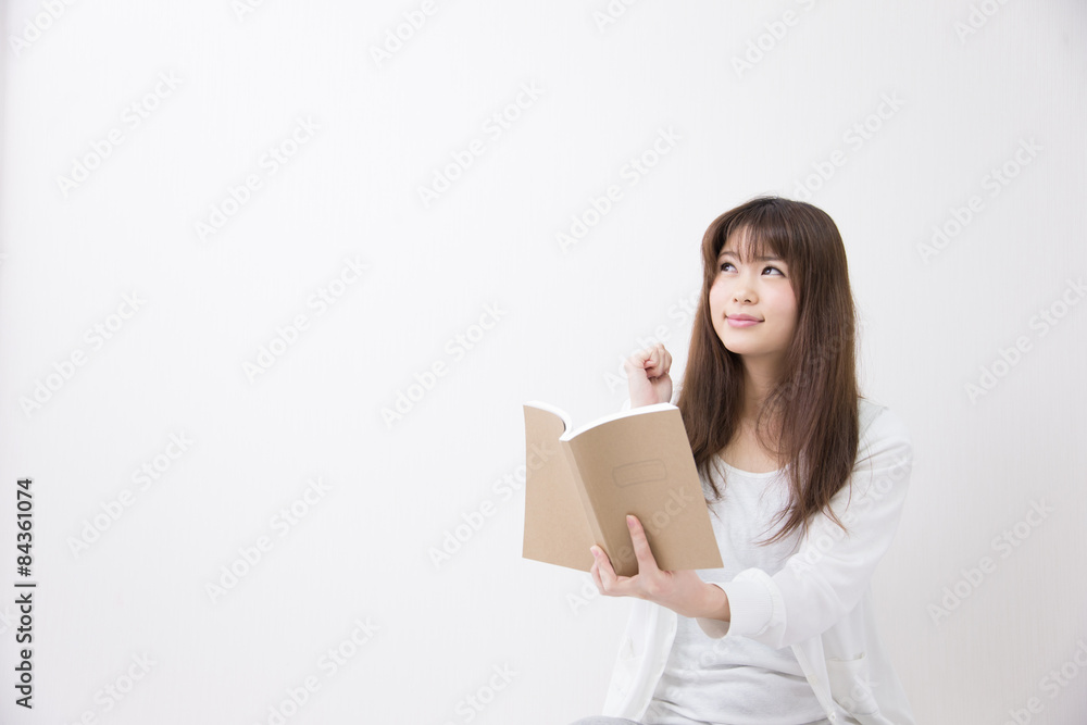 読書する女性 読書する女性