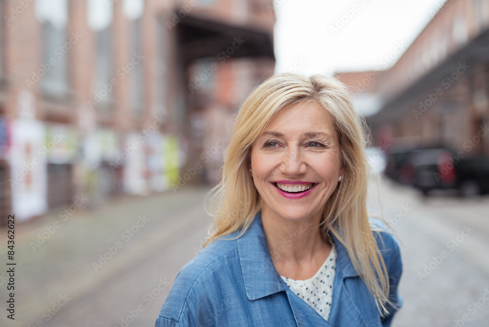 selbstbewusste ältere frau ist in der stadt unterwegs selbstbewusste ältere frau ist in der stadt unterwegs