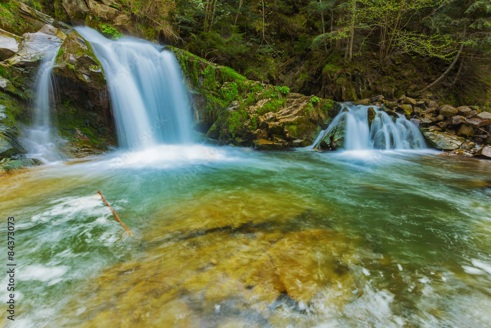 Obraz premium mały piękny wodospad