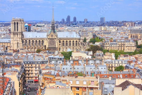 Paris cityscape with Notre Dame © Tupungato
