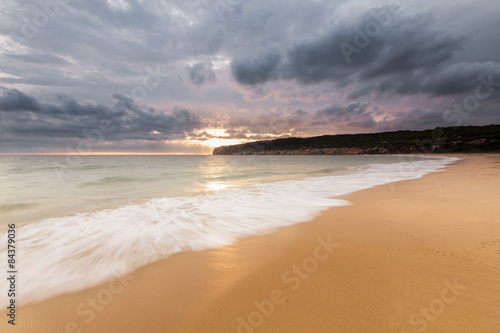 Canvas-taulu Puesta de Sol sobre acantilado en la playa.