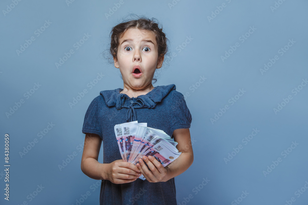 Φωτογραφία teen girl of European appearance holds five denominations of mon