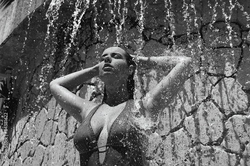 Kobieta przy wodospadzie