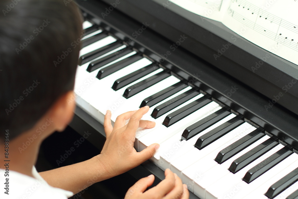 Fototapeta premium ピアノを弾く子供の手