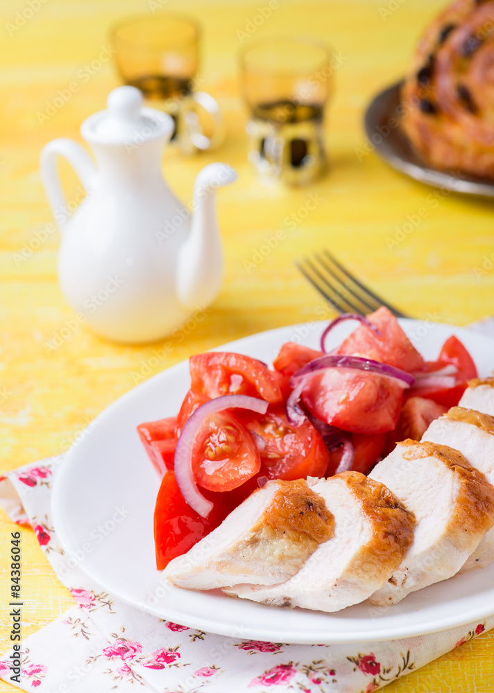 Grilled chicken breasts with fresh tomato salad Grilled chicken breasts with fresh tomato salad