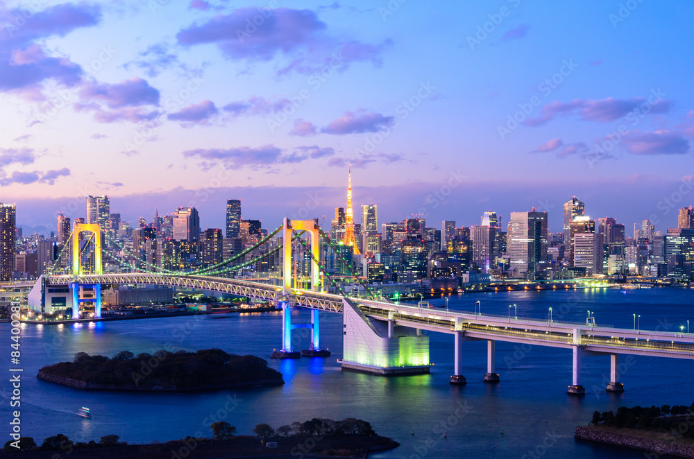 Naklejka premium Wieczorny widok na Tokyo Skyline, Rainbow Bridge i Tokyo Tower