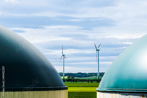 Biokraftwerk und Windräder photo