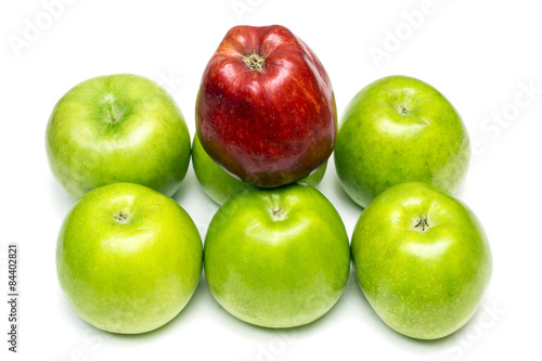 Яблоки крупным планом на белом фоне