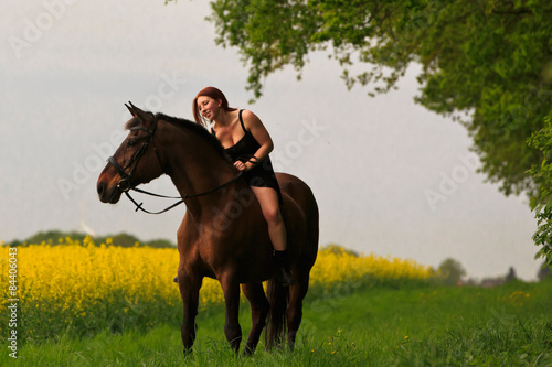 Rothaarige auf Pferd am Raps © Nadine Haase