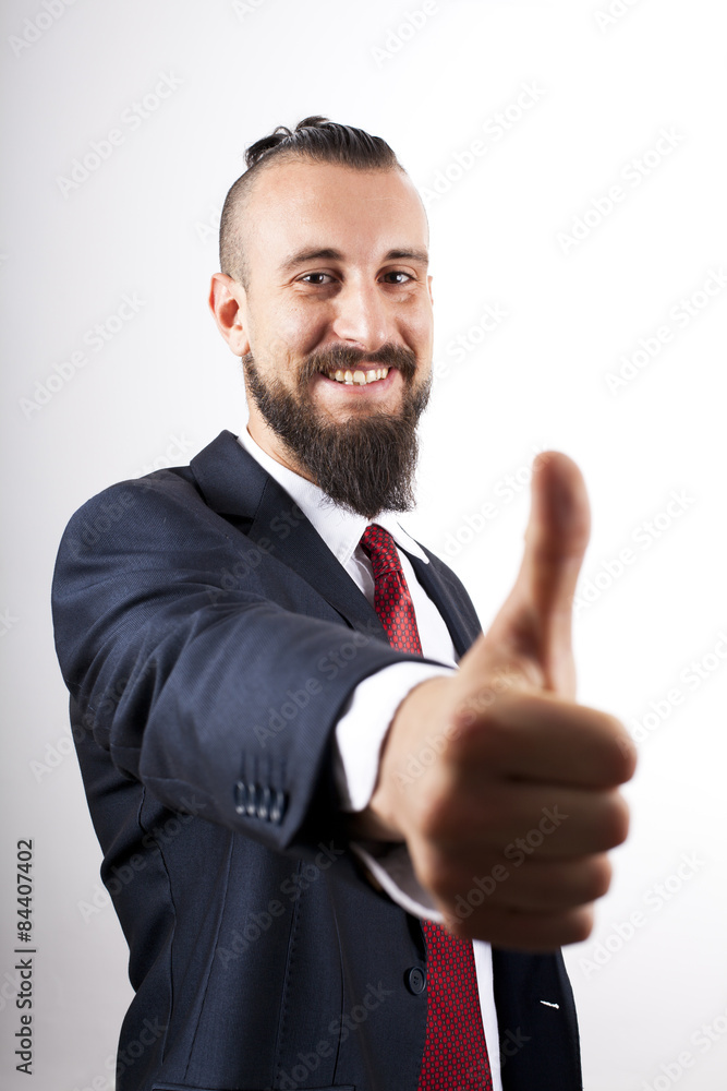 Hombre de negocios con barba haciendo gesto de ok Hombre de negocios con barba haciendo gesto de ok