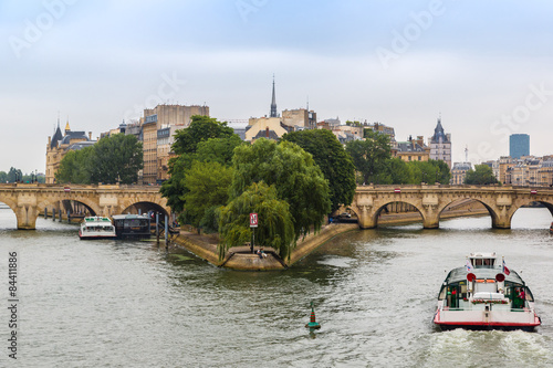 Seine and Notre Dame de Paris © Sergii Figurnyi