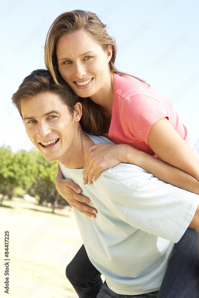Obraz premium Young Couple Having Fun Piggyback Ride