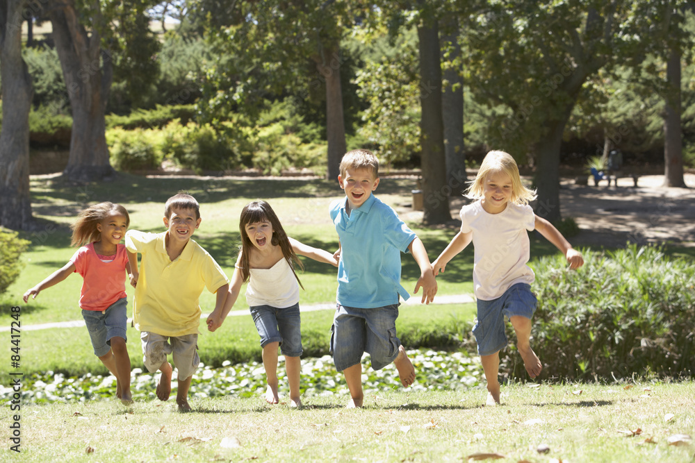 Obraz premium Group Of Children Running In Park