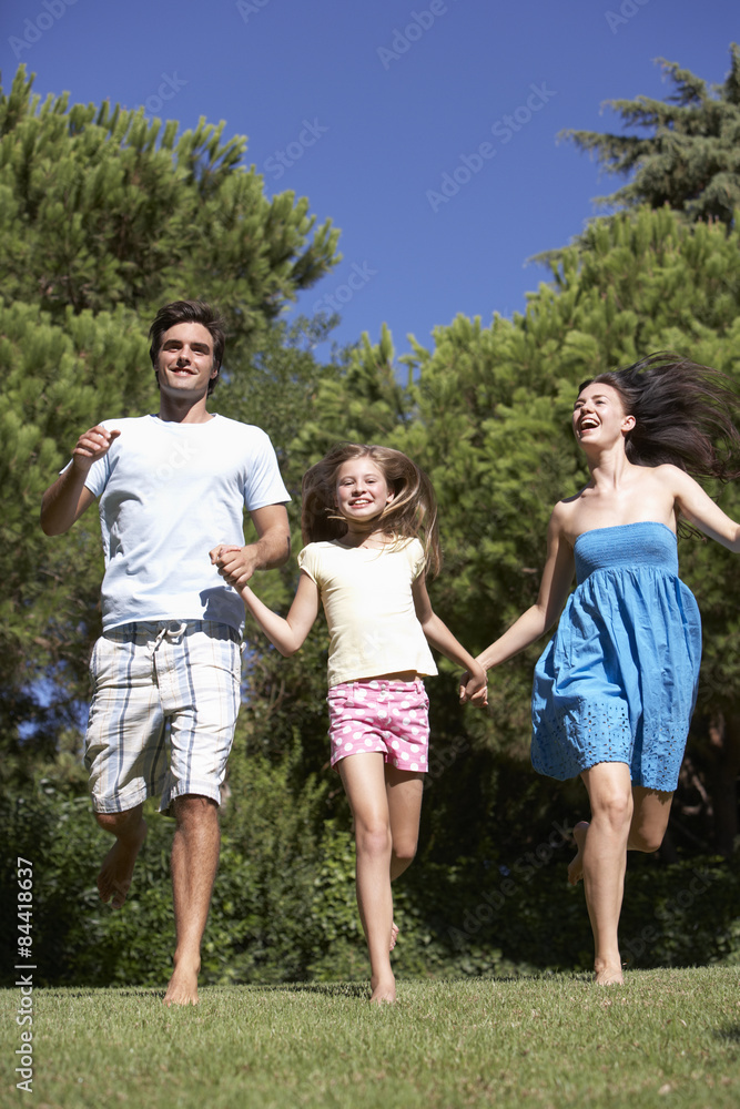 Obraz premium Young Family Running Through Summer Field