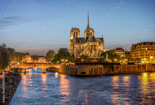 Night panoramic view to Cite island with Notre-Dame de Paris Fototapet