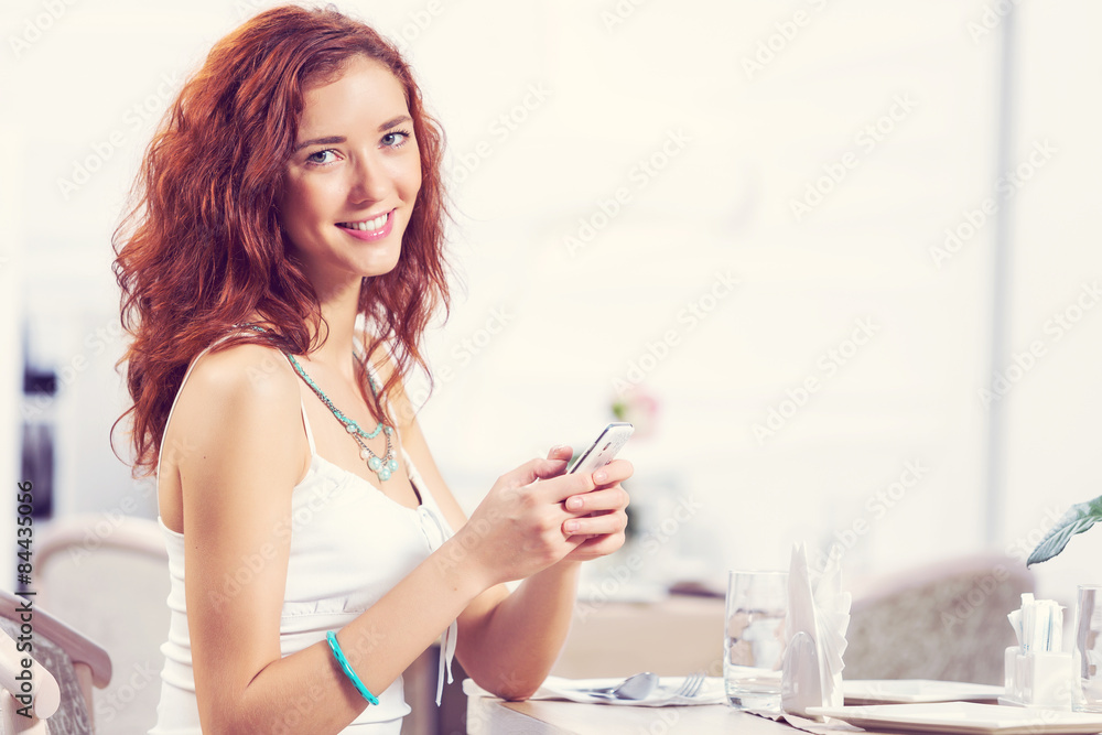 Texting massages at cafe