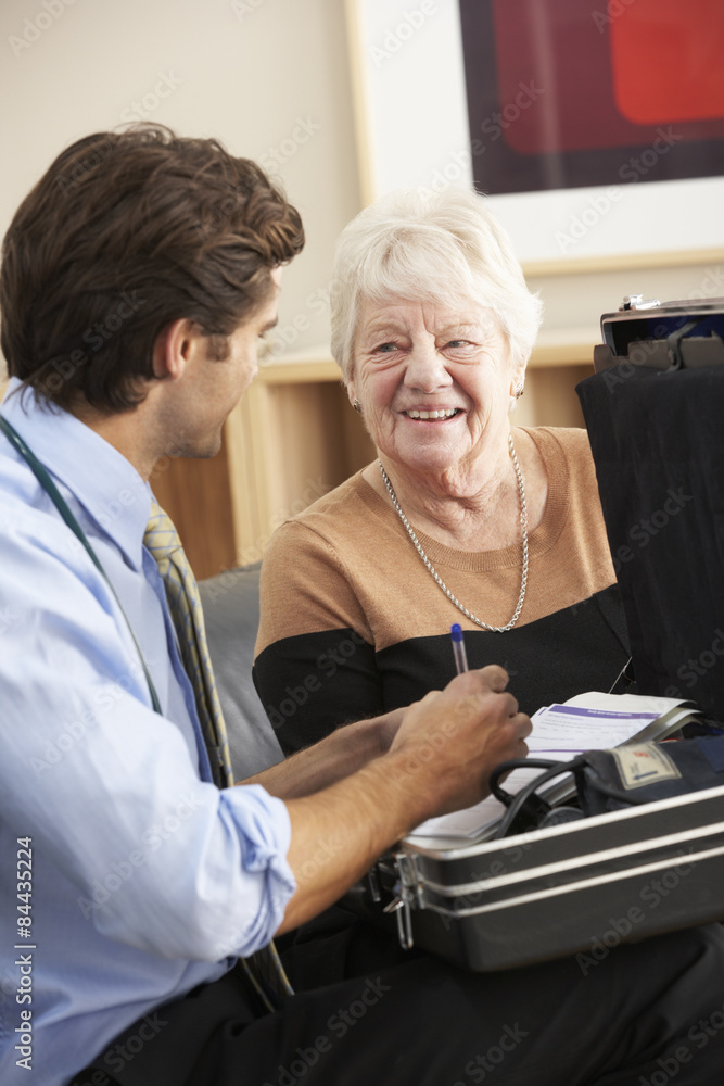 Obraz premium Doctor visiting senior woman at home