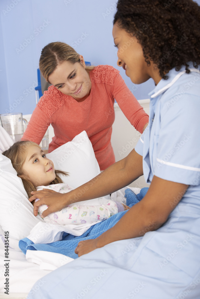 Obraz premium Nurse and mother at girl's bedside in hospital