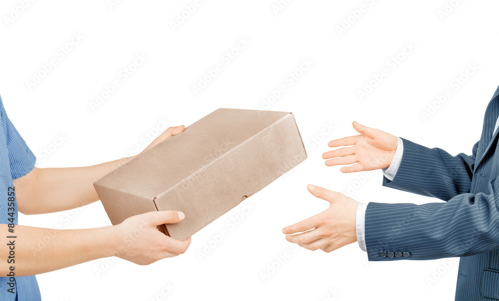 Руки открывают коробку