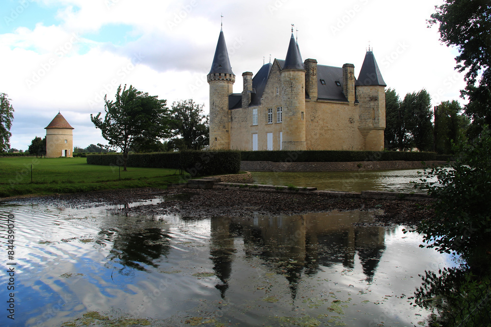 Espejo en el agua del castillo Château d'Agassac ( Ludon-Médoc - Francia)  Stock Photo | Adobe Stock