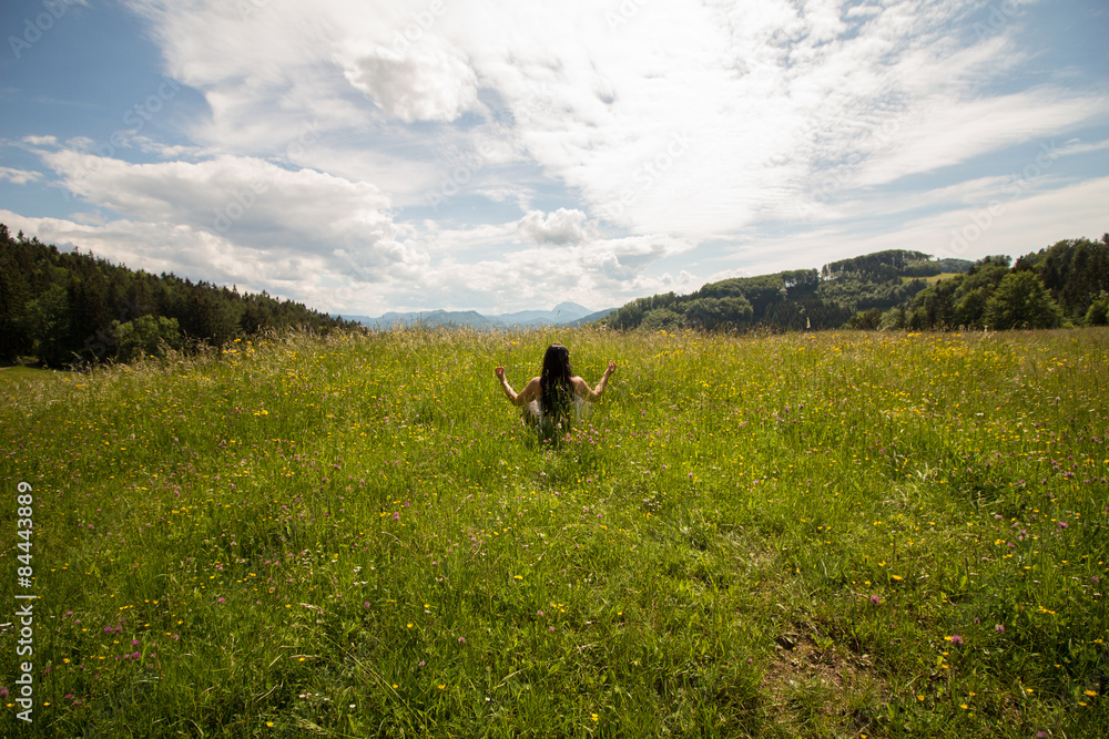 Frau meditiert in der Natur