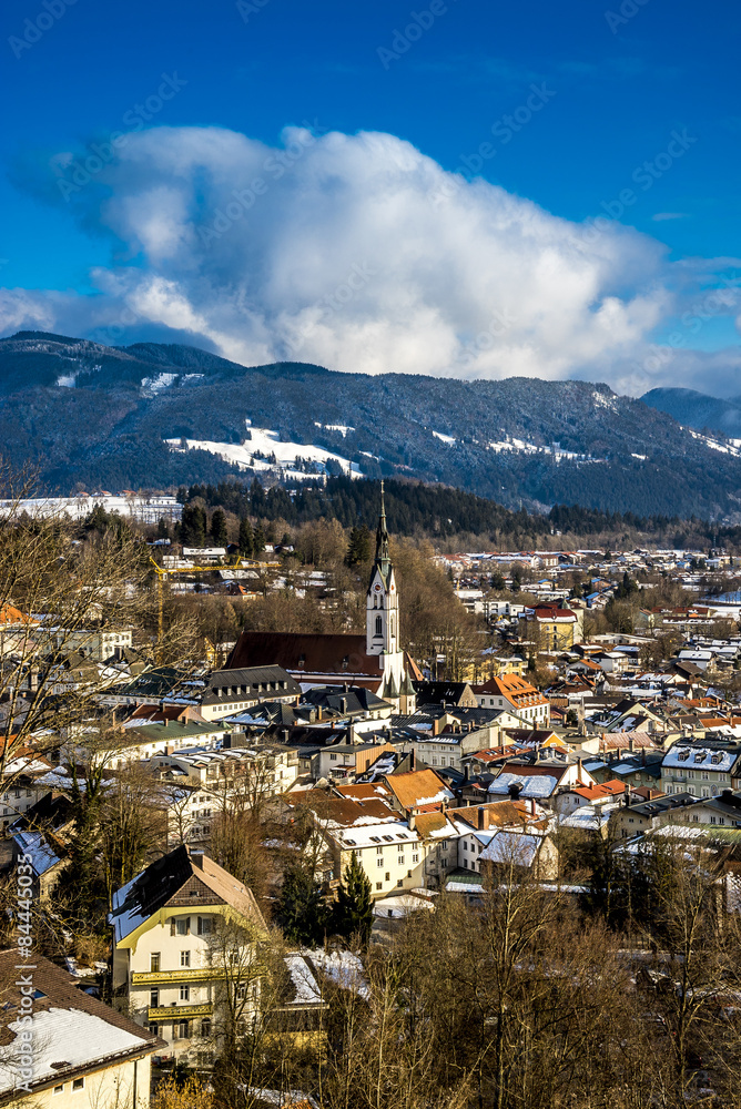 Bad Tölz in Bayern mit Alpenpanorama vom Kalvarienberg gesehen