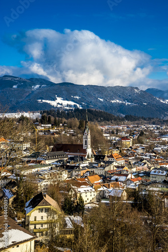 Bad Tölz in Bayern mit Alpenpanorama vom Kalvarienberg gesehen