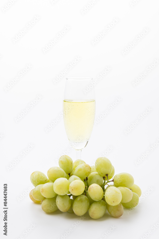 White wine and grapes